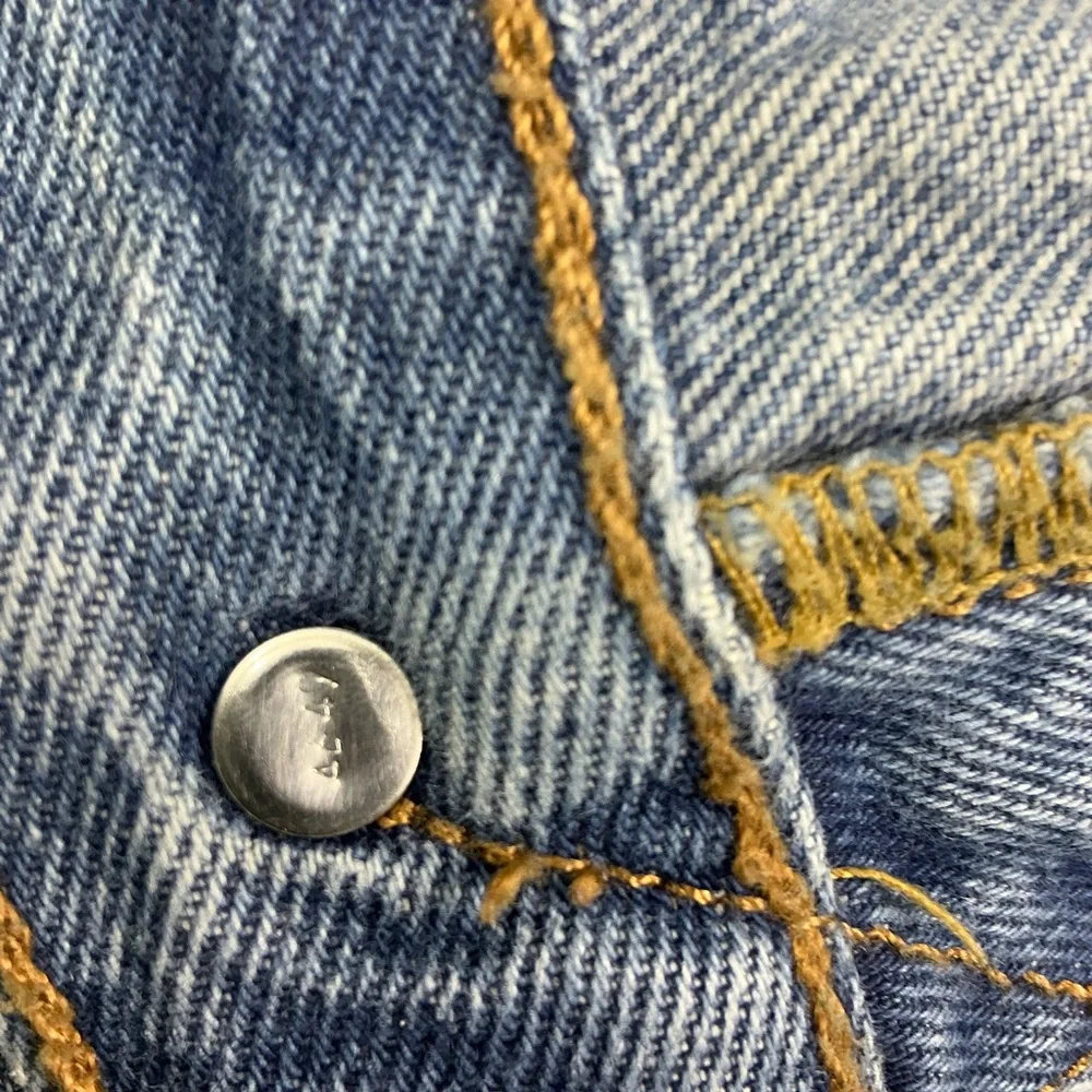 Y2K Levi’s 501 button fly straight leg jeans 34 x 28